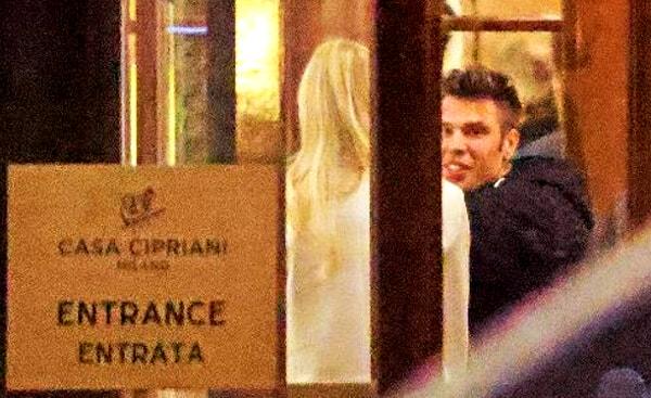 Fedez e una delle ragazze bionde, foto da Chi-2 Fedez e una delle ragazze bionde, foto da Chi-2