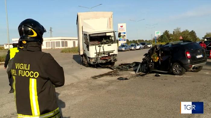 Tragedia stradale a Matera: due vittime e un ferito grave