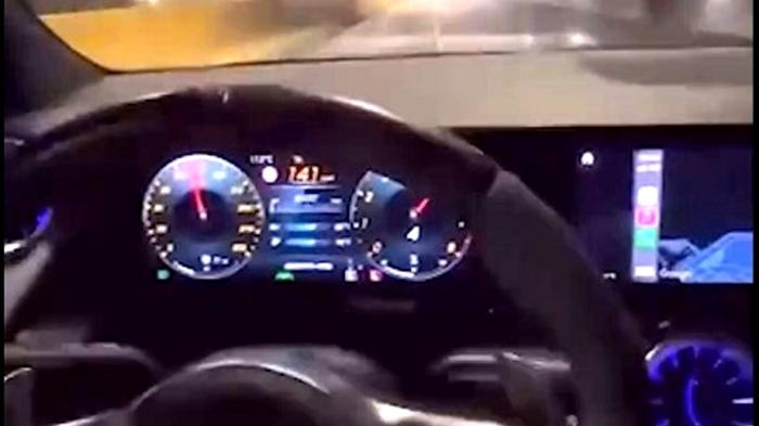 {
  “title”: “Folle corsa in auto a Napoli: video virale scuote la città”,
  “subtitle”: “Deputato Borrelli: “