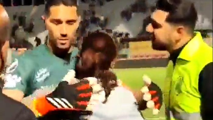 Scandalo in campo: sospeso il portiere iraniano per contatto con tifosa