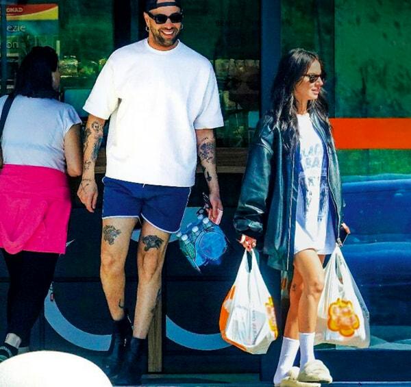 Giulia e Giano fuori da un supermercato, foto Chi-2 Giulia e Giano fuori da un supermercato, foto Chi-2