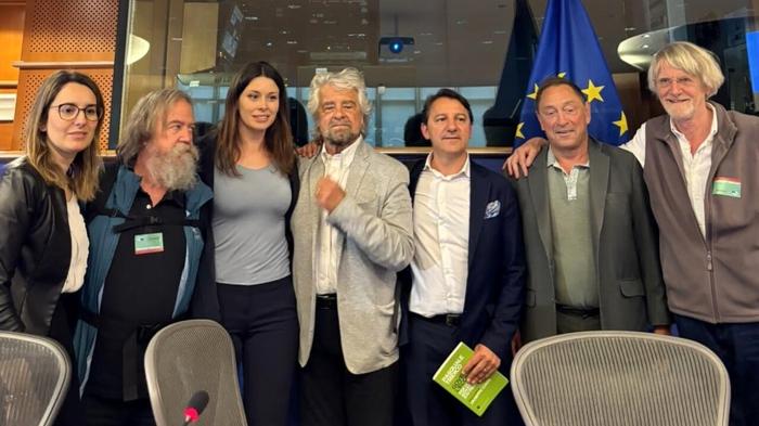 Beppe Grillo al Parlamento Europeo: discorso interrotto e temi cruciali
