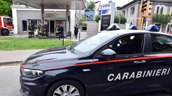 I carabinieri e i vigili del fuoco sul posto. Foto Massimo Argnani