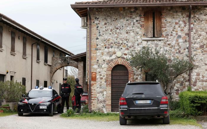 I carabinieri sul posto, a Lonato del Garda. Foto LaPresse I carabinieri sul posto, a Lonato del Garda. Foto Valentina Renna LaPresse-2