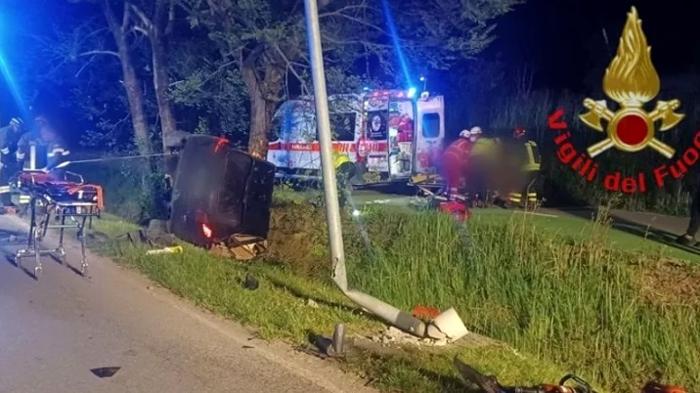I soccorritori sul posto dopo l'incidente a Sirmione. Foto vigili del fuoco I soccorritori sul posto dopo l'incidente a Sirmione. Foto vigili del fuoco