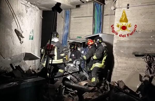 I vigili del fuoco in azione a Suviana dopo l'esplosione