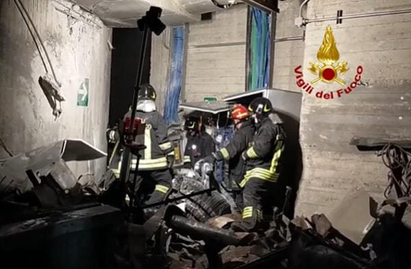 I vigili del fuoco in azione a Suviana dopo l'esplosione I vigili del fuoco in azione a Suviana dopo l'esplosione