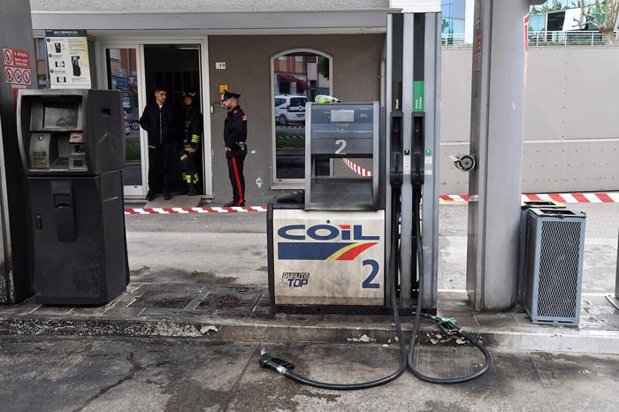 Il distributore di benzina incendiato. Foto Massimo Argnani