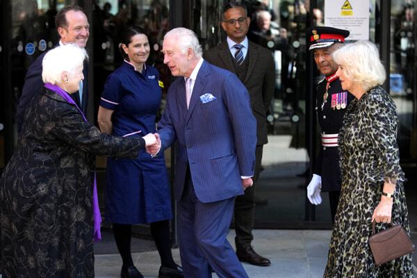 Il Re e la Regina fuori dall'ospedale, foto LaPresse-2 Il Re e la Regina fuori dall'ospedale, foto LaPresse-2
