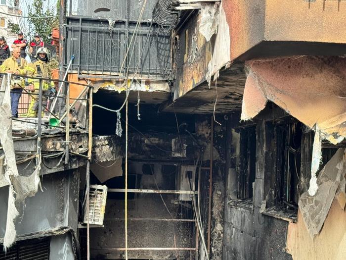 Una foto dopo l'incendio nei locali della discoteca (fonte: sindaco Istanbul, Ekrem mamo lu) Foto dell'incendio di Istanbul nei locali della discoteca in cui erano in corso lavori di ristrutturazione