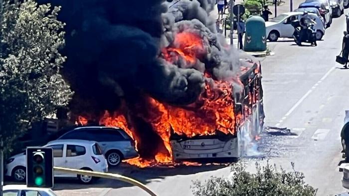 Incendio distrugge autobus a Roma Tpl