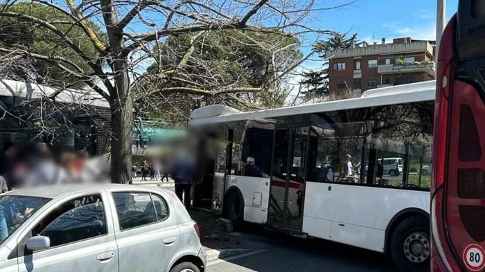 Incidente stradale a Roma coinvolge bus e auto: numerosi feriti