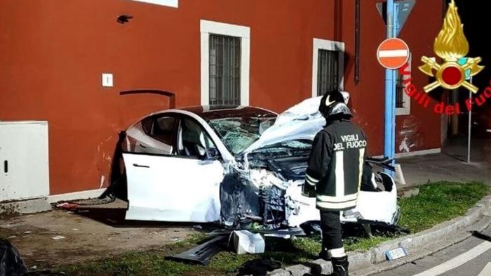 Grave incidente stradale a Brescia coinvolge auto Tesla