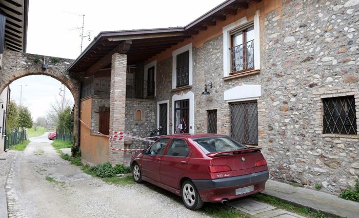L'Alfa Romeo 146 amaranto usata da Cristian Catalano, parcheggiata fuori dall'appartamento. LaPresse-3