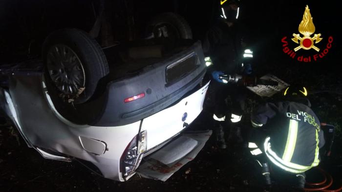 L'auto e i soccorsi sul posto dei vigili del fuoco L'auto e i soccorsi sul posto dei vigili del fuoco
