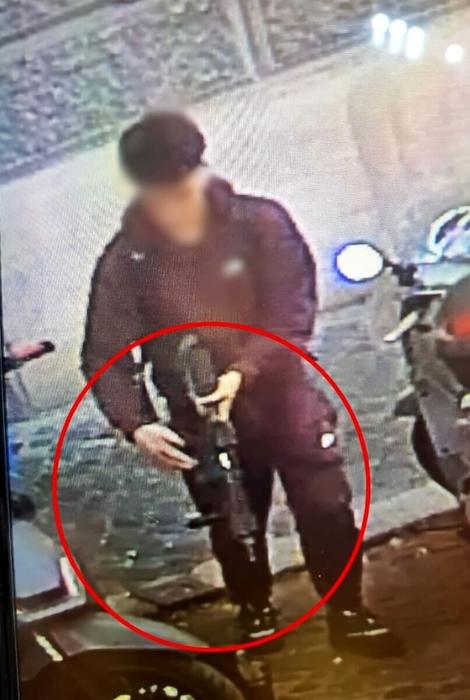 L'uomo con il fucile ripreso dalle telecamere a Trastevere, Roma L'uomo con il fucile ripreso dalle telecamere a Trastevere, Roma