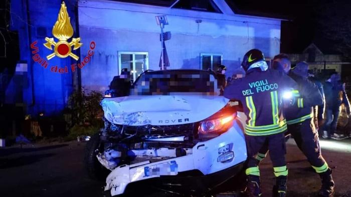 La Range Rover dopo l'incidente. Foto vigili del fuoco-2 La Range Rover dopo l'incidente. Foto vigili del fuoco-2