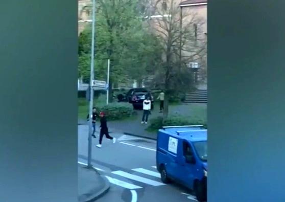 La rissa tra ragazzini. Un fermo immagine del video La rissa tra ragazzini. Un fermo immagine del video