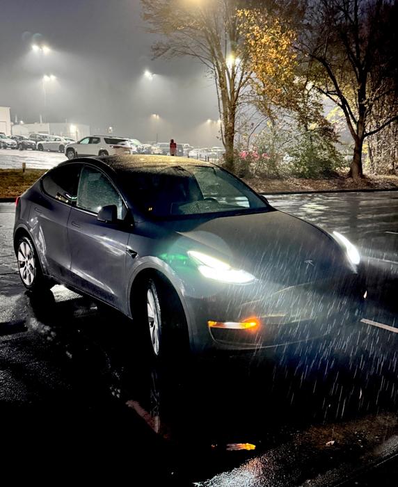 La Tesla davanti al pronto soccorso. Foto da X