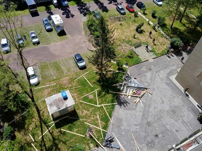 Le assi di legno volate giu dal tetto - Foto R.D.C. Le assi di legno volate giu dal tetto - Foto R.D.C.