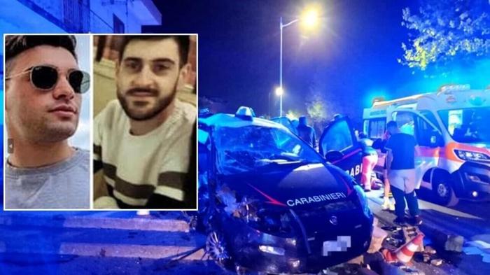 Le due vittime dell'incidente e l'auto dopo lo schianto a Campagna Le due vittime dell'incidente e l'auto dopo lo schianto a Campagna