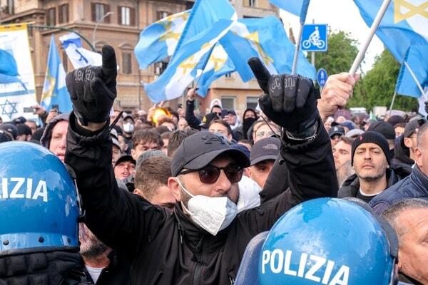 Manifestanti della comunità ebraica si contrappongono ai manifestanti pro Palestina a Porta San Paolo - foto LaPresse Manifestanti della comunità ebraica si contrappongono ai manifestanti pro Palestina a Porta San Paolo - foto LaPresse