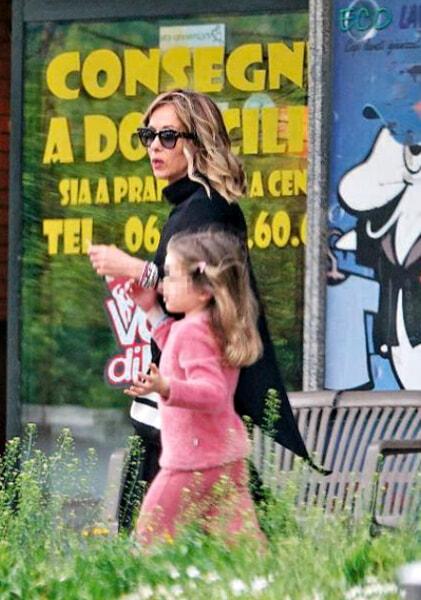 Meloni con la figlia Ginevra, foto Gente-2 Meloni con la figlia Ginevra, foto Gente-2