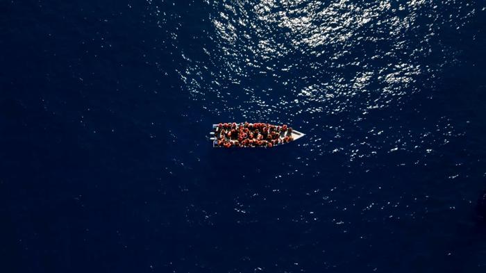 Tragedia nel Mediterraneo: barcone si capovolge, morti e superstiti