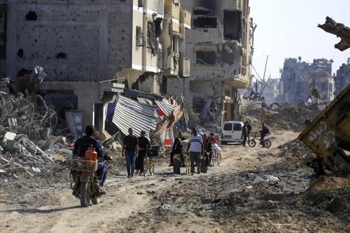 La distruzione lasciata dall'offensiva aerea e terrestre israeliana dopo il loro ritiro da Khan Younis, nel sud della Striscia di Gaza (LaPresse) La distruzione lasciata dall'offensiva aerea e terrestre israeliana dopo il loro ritiro da Khan Younis, nel sud della Striscia di Gaza (LaPresse)
