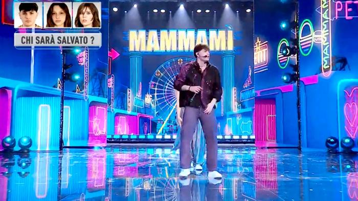 Petit presenta il nuovo inedito ‘Mammamì’ ad Amici di Maria De Filippi