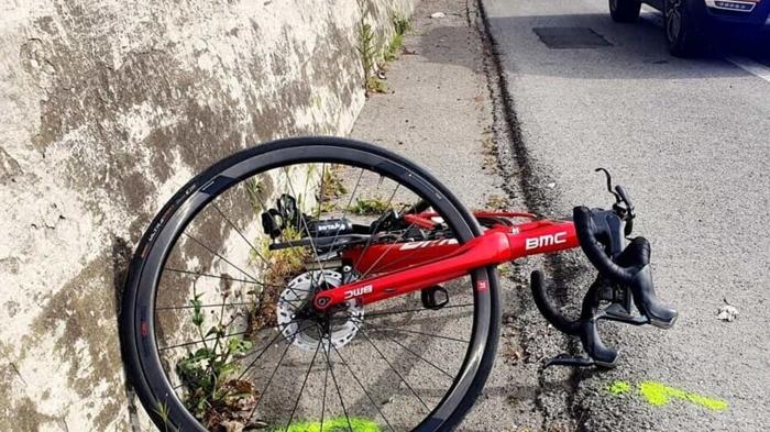 Tragedia sulla superstrada: ciclista investito da auto pirata