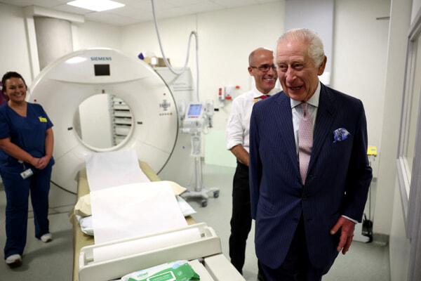 Re Carlo in visita nell'ospedale Macmillan Cancer Center, foto LaPresse-2 Re Carlo in visita nell'ospedale Macmillan Cancer Center, foto LaPresse-2