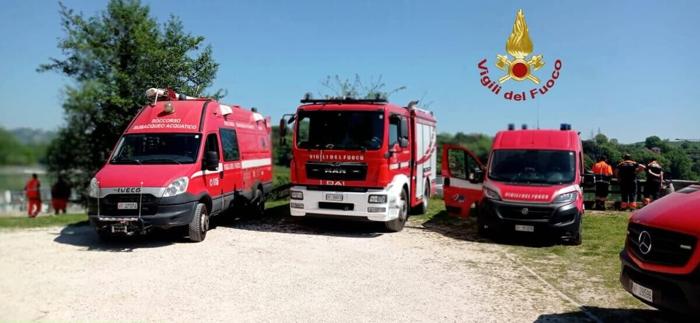 Mezzi dei vigili del fuoco impegnati nelle ricerche Mezzi dei vigili del fuoco impegnati nelle ricerche dell'uomo poi trovato morto nella diga di Nazzano