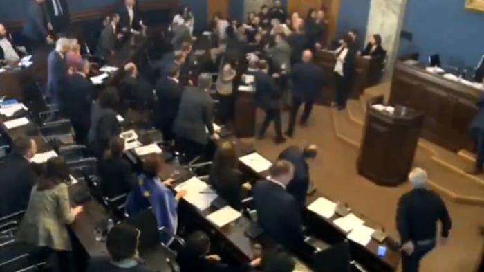 Rissa in parlamento georgiano per legge sugli agenti stranieri