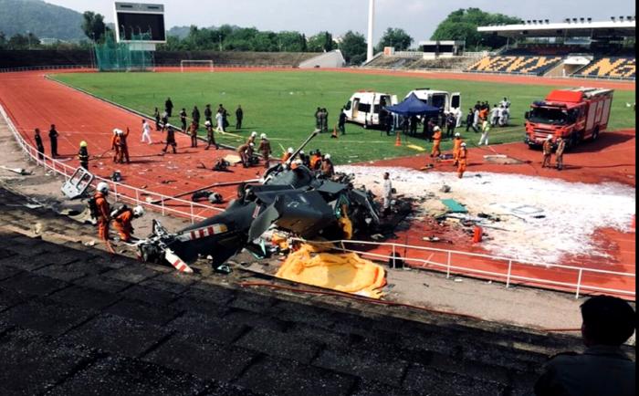 L'elicottero precipitato sulla pista da corsa schianto elicotteri-3