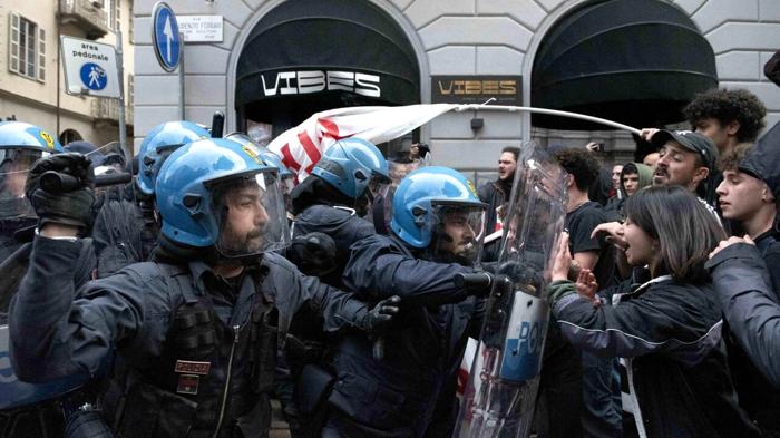 Scontri e tensioni al corteo contro il G7 a Torino