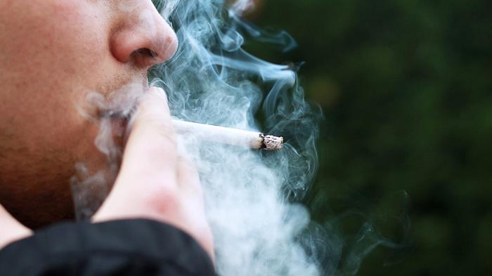 Torino introduce divieto di fumo all’aperto