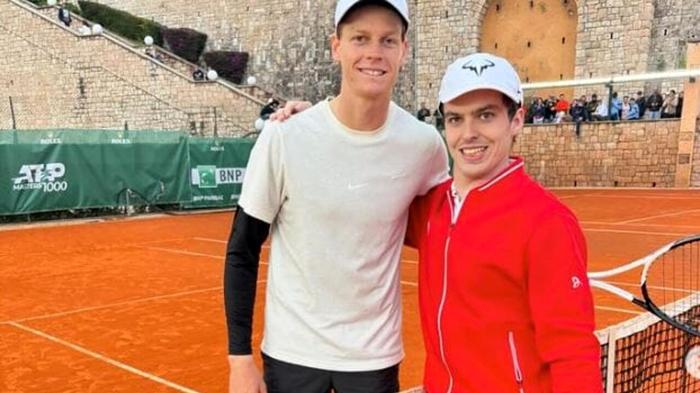 Jannik Sinner realizza il sogno di un giovane tennista con disabilità