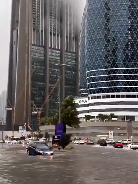 Strade allagate a Dubai