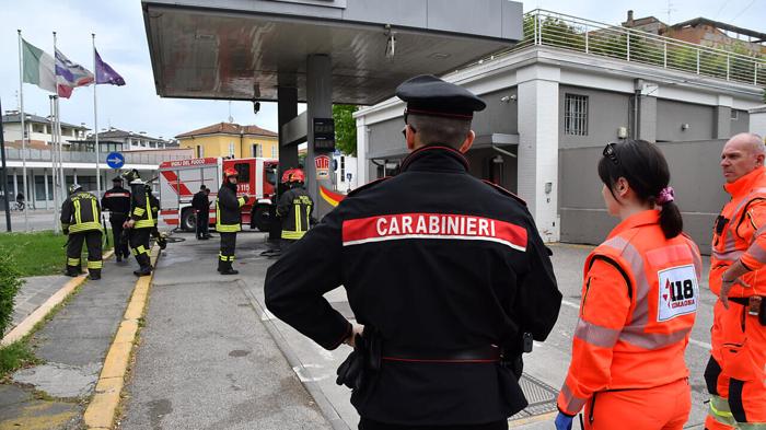 Tentato incendio al distributore di benzina (foto Massimo Argnani)