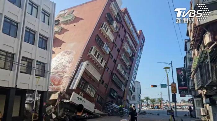 Terremoto di magnitudo 7.4 colpisce Taiwan: devastazione e emergenza