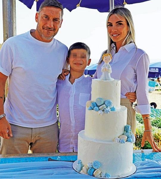 Francesco Totti e Noemi Bocchi con il figlio Tommaso, foto su Chi totti noemi-9
