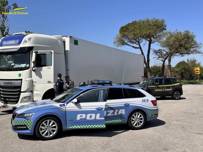 Uno dei mezzi sequestrati da finanza e polizia stradale Uno dei mezzi sequestrati da finanza e polizia stradale