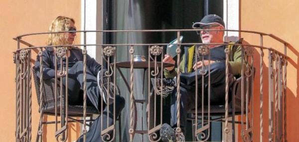 Vasco e la moglie sul balconcino dell'hotel, foto da Gente-2