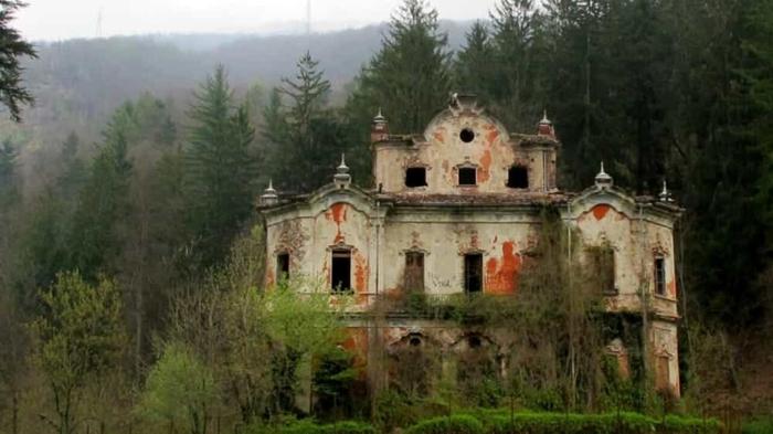 Villa De Vecchi: La Casa Rossa Infestata di Cortenova