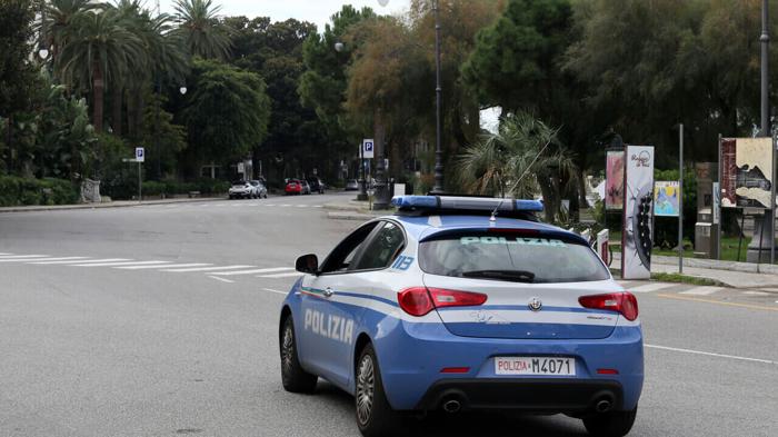 Madre arrestata per maltrattamenti: bambine rinchiuse in negozio a Bologna