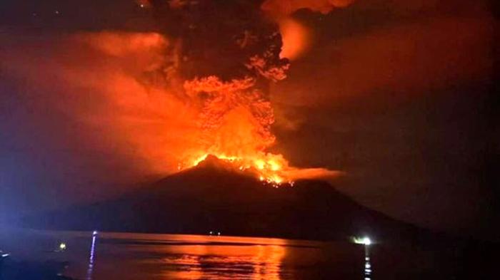 Eruzione vulcano Ruang in Indonesia: allerta tsunami e evacuazioni