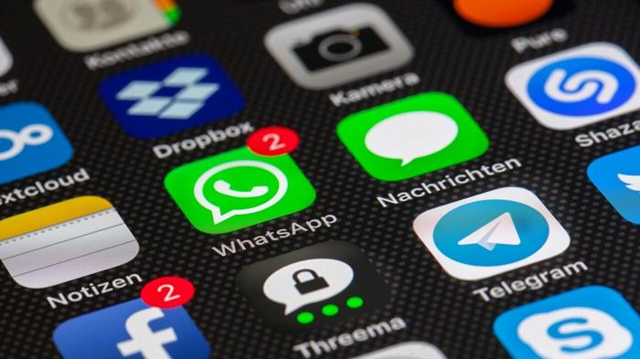 WhatsApp introduce nuove regole: interoperabilità con app esterne e abbassamento dell’età minima