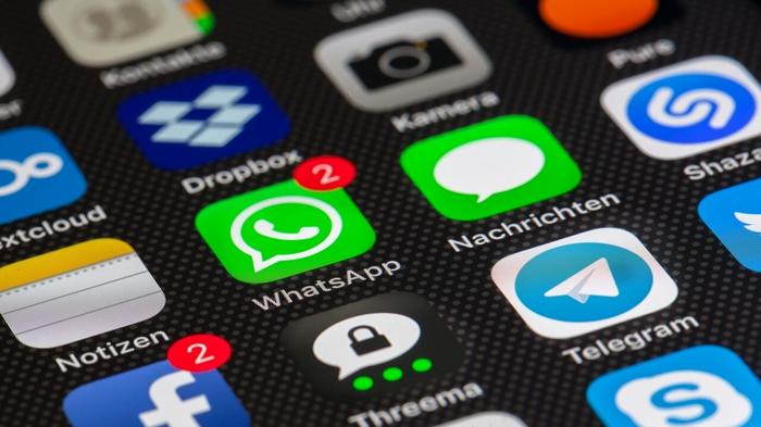 WhatsApp introduce novità: interoperabilità con Telegram e Signal e abbassamento dell’età minima