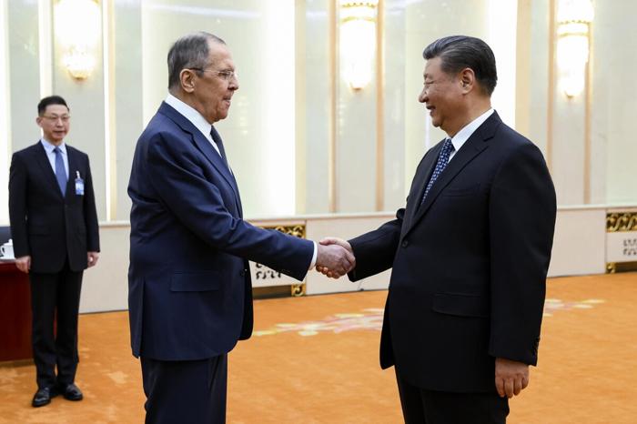  Il ministro degli Esteri russo Sergey Lavrov e il presidente cinese Xi Jinping (LaPresse)